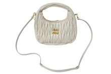 Load image into Gallery viewer, 極美品 MIUMIU ミュウミュウ ハンドバッグ ホーボー マテラッセ ホワイト キルティング メタルロゴ レザー ゴールド金具 中古 4c075225