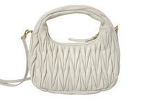 Load image into Gallery viewer, 極美品 MIUMIU ミュウミュウ ハンドバッグ ホーボー マテラッセ ホワイト キルティング メタルロゴ レザー ゴールド金具 中古 4c075225