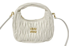 Load image into Gallery viewer, 極美品 MIUMIU ミュウミュウ ハンドバッグ ホーボー マテラッセ ホワイト キルティング メタルロゴ レザー ゴールド金具 中古 4c075225
