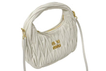 Load image into Gallery viewer, 極美品 MIUMIU ミュウミュウ ハンドバッグ ホーボー マテラッセ ホワイト キルティング メタルロゴ レザー ゴールド金具 中古 4c075225
