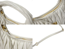 Load image into Gallery viewer, 極美品 MIUMIU ミュウミュウ ハンドバッグ ホーボー マテラッセ ホワイト キルティング メタルロゴ レザー ゴールド金具 中古 4c075225