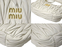 Load image into Gallery viewer, 極美品 MIUMIU ミュウミュウ ハンドバッグ ホーボー マテラッセ ホワイト キルティング メタルロゴ レザー ゴールド金具 中古 4c075225