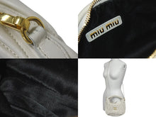 Load image into Gallery viewer, 極美品 MIUMIU ミュウミュウ ハンドバッグ ホーボー マテラッセ ホワイト キルティング メタルロゴ レザー ゴールド金具 中古 4c075225