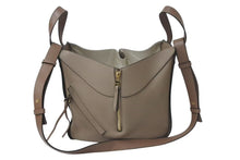 Load image into Gallery viewer, 新品同様 LOEWE ロエベ ハンモックバッグ スモール 2WAY ハンドバッグ サンド ソフトグレインカーフ 387 12KBN60 ショルダーバッグ 中古 4c075305