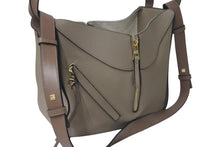 Load image into Gallery viewer, 新品同様 LOEWE ロエベ ハンモックバッグ スモール 2WAY ハンドバッグ サンド ソフトグレインカーフ 387 12KBN60 ショルダーバッグ 中古 4c075305