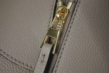 Load image into Gallery viewer, 新品同様 LOEWE ロエベ ハンモックバッグ スモール 2WAY ハンドバッグ サンド ソフトグレインカーフ 387 12KBN60 ショルダーバッグ 中古 4c075305