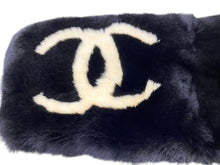 Load image into Gallery viewer, CHANEL シャネル デカココマーク ラパンネックウォーマー マフラー ラパン ブラック ホワイト 美品 中古 4c070624