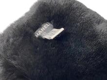 Load image into Gallery viewer, CHANEL シャネル デカココマーク ラパンネックウォーマー マフラー ラパン ブラック ホワイト 美品 中古 4c070624
