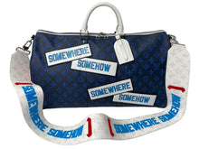 Load image into Gallery viewer, 新品同様 LOUIS VUITTON ルイヴィトン モノグラム 21年限定 ステッカー キーポルバンドリエール 50 ボストンバッグ ヴァージル M58979 中古 65618