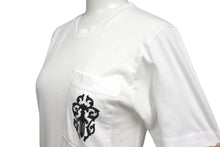 Load image into Gallery viewer, 極美品 CHROME HEARTS クロムハーツ 半袖 Tシャツ ダガー&ロゴ バックプリント クルーネック XS ホワイト 2212-304-0779 中古 4c068557