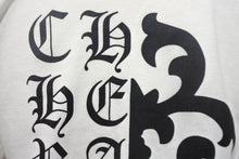 Load image into Gallery viewer, 極美品 CHROME HEARTS クロムハーツ 半袖 Tシャツ ダガー&ロゴ バックプリント クルーネック XS ホワイト 2212-304-0779 中古 4c068557