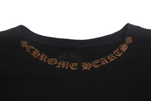 Load image into Gallery viewer, CHROME HEARTS クロムハーツ 新型 ネックロゴ 長袖 Tシャツ ロンT サイズM ブラック ブラウン 2212-304-0113 美品 中古 4c068727