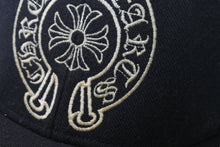 Load image into Gallery viewer, CHROME HEARTS クロムハーツ キャップ ホースシュー クロスボール CHプラス スクロールラベル 刺繍 ブラック コットン シルバー925 良品 中古 4c069096