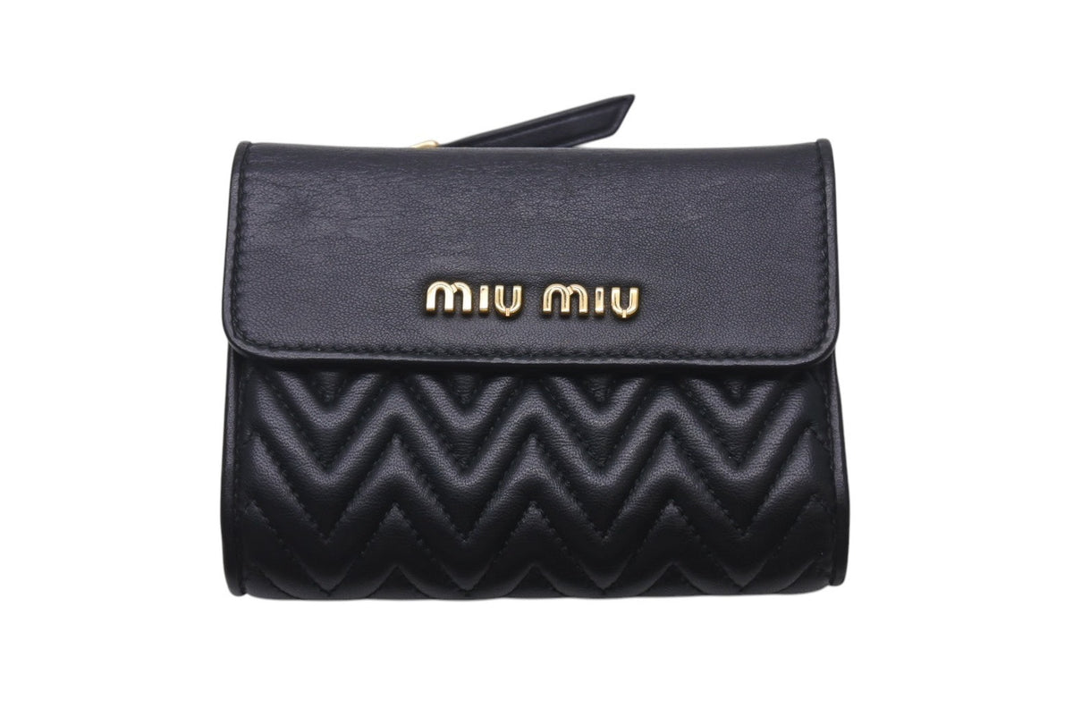 極美✨ミュウミュウ 三つ折り財布 マテラッセ ロゴ金具 レザー ブラック miu MiuMiu ミュウミュウ 三つ折り財布 マテラッセ MATELASSE