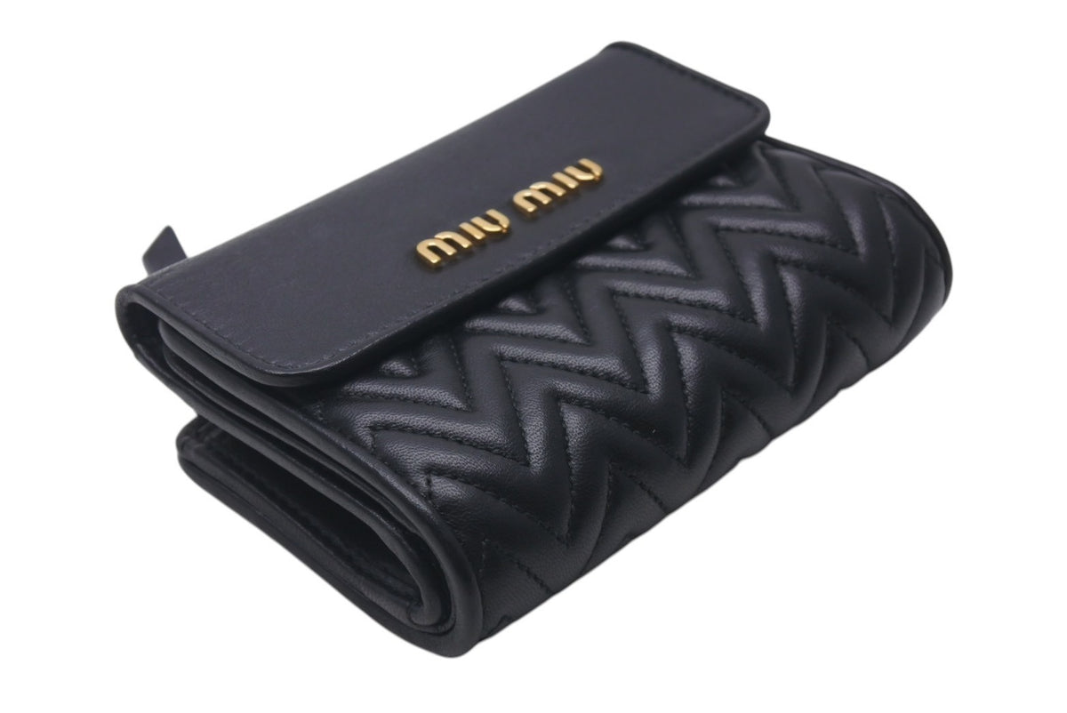 極美✨ミュウミュウ 三つ折り財布 マテラッセ ロゴ金具 レザー ブラック ミュウミュウ Miu Miu 三つ折り財布 マテラッセレザー ミニ財布