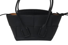 Load image into Gallery viewer, 新品未使用 BOTTEGA VENETA ボッテガヴェネタ ミニ ザ アルコ 2wayバッグ ハンドバッグ ショルダーバッグ ブラック シルバー金具 中古 4c075684