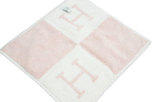 Load image into Gallery viewer, HERMES エルメス アヴァロン H柄 ハンドタオル ハンカチ 衣料品 70g コットン ピンク ホワイト 美品 中古 44052