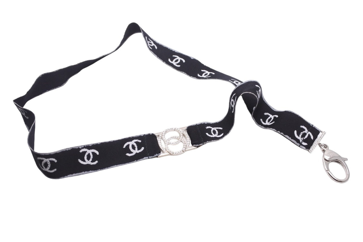希少 CHANEL SPORTSWEAR 写真集 カタログ シャネル 缶ケース付 希少 CHANEL シャネル Crystal CC Lanyard Necklace Black