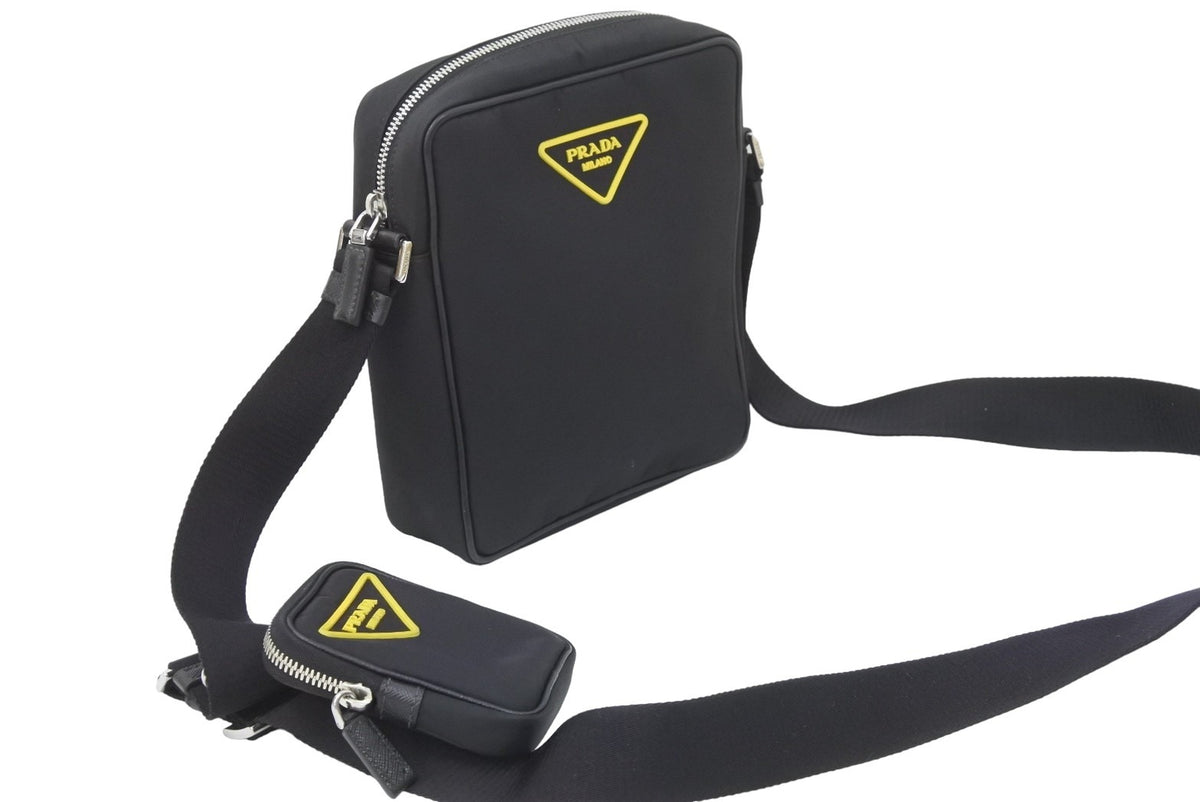 PRADA シルバー ナイロン ハンドバッグ Prada's New Silver Nylon Cross-Body Bag | Hypebae