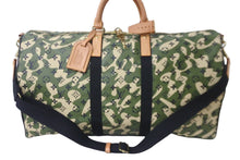 Load image into Gallery viewer, 新品同様 LOUIS VUITTON ルイヴィトン×村上隆 キーポルバンドリエール55 モノグラムモフラージュ M95774 ゴールド金具 中古 55839