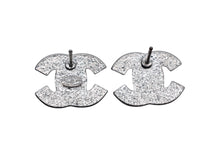 Load image into Gallery viewer, 極美品 CHANEL シャネル ココマーク ピアス 重量約3.7g A12V刻印 ラインストーン シルバー クリア 両耳用 中古 4b000375