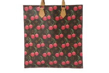 Load image into Gallery viewer, LOUIS VUITTON ルイヴィトン モノグラム チェリー サックプラ トートバッグ ブラウン M95010 村上隆 2005年春夏 美品 中古 4b000979