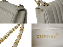 Load image into Gallery viewer, CHANEL シャネル ミニマトラッセ マドモワゼル キャビアスキン ココマーク 3番台 ベージュ 美品 中古 4b000179