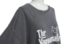Load image into Gallery viewer, WAGYU MAFIA 和牛マフィア オフィシャル ワールドツアー 半袖Tシャツ ゴッドファーザー ロゴ サンプリング サイズXL 良品 中古 4b000654