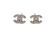 Load image into Gallery viewer, CHANEL シャネル ココマーク ピアス 重量約1.4g 09C刻印 シルバー メタル ラインストーン 両耳用 美品 中古 4b001035