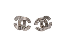 Load image into Gallery viewer, CHANEL シャネル ココマーク ピアス 重量約2.2g 00A刻印 メタル シルバーカラー 両耳用 美品 中古 4b001037