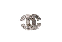 Load image into Gallery viewer, CHANEL シャネル ココマーク ピアス 重量約2.2g 00A刻印 メタル シルバーカラー 両耳用 美品 中古 4b001037