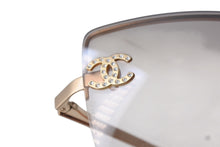 Load image into Gallery viewer, 極美品 CHANEL シャネル リムレス サングラス 4092-B c.102/8Z サイズ62□15 120 ココマーク ラインストーン ブラウン ゴールド 中古 4b001055