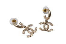 Load image into Gallery viewer, CHANEL シャネル ココマーク ピアス 重量約6.4g B23B刻印 メタル ラインストーン GP ゴールド クリア ぶら下がり 両耳用 美品 中古 4b001057
