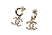 Load image into Gallery viewer, CHANEL シャネル ココマーク ピアス 重量約6.4g B23B刻印 メタル ラインストーン GP ゴールド クリア ぶら下がり 両耳用 美品 中古 4b001057