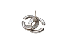 Load image into Gallery viewer, CHANEL シャネル ココマーク ピアス 重量約3.1g 01A刻印 メタル シルバー シャンパンゴールド 両耳用 美品 中古 4b001060
