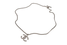 Load image into Gallery viewer, 極美品 CHANEL シャネル ココマーク ネックレス 重量約7.7g 05V刻印 全長約43.5cm ラインストーン メタル シルバー クリア 中古 4b001067
