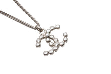 Load image into Gallery viewer, 極美品 CHANEL シャネル ココマーク ネックレス 重量約7.7g 05V刻印 全長約43.5cm ラインストーン メタル シルバー クリア 中古 4b001067