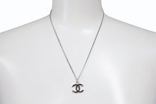 Load image into Gallery viewer, CHANEL シャネル ネックレス ココマーク アクセサリー C17V刻印 フランス製 メタル シルバー ブラック 美品 中古 4b001370