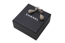 Load image into Gallery viewer, 極美品 CHANEL シャネル ピアス 両耳 アクセサリー ココマーク 21B刻印 ラインストーン 5.4g メタル シルバー 中古 4b001375