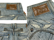 Load image into Gallery viewer, 極美品 ROBIN&#39;S JEAN ロビンズジーン ヴィンテージ加工 フレアデニムパンツ D5095 刺繍 スタッズ ライトインディゴ サイズ34 中古 4b001684