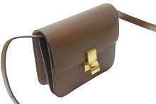 Load image into Gallery viewer, CELINE セリーヌ クラシックボックス ショルダーバッグ カーフスキン ブラウン イタリア製 ゴールド金具 美品 中古 4b001708