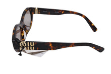 Load image into Gallery viewer, 極美品 MIUMIU ミュウミュウ サングラス 0MU A03SF サイズ53□19 140 べっ甲カラー ブラウン ロゴ金具 中古 4b001997