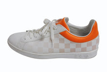 Load image into Gallery viewer, LOUIS VUITTON ルイヴィトン ダミエローカットスニーカー ダミエキャンバス レザー ホワイト オレンジ サイズ9 美品 中古 4b002180