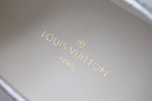 Load image into Gallery viewer, 新品未使用 LOUIS VUITTON ルイヴィトン TATTOO ダミエスニーカー LD0231 メタリックシルバー ホワイト サイズ8.5 中古 4b002182