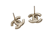 Load image into Gallery viewer, CHANEL シャネル ココマーク ピアス 重量約2.9g C22A刻印 メタル ラインストーン GP ゴールド クリア 両耳用 美品 中古 4b001068