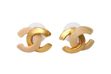 Load image into Gallery viewer, 極美品 CHANEL シャネル ココマーク ピアス 重量約3.7g 00T刻印 バイカラー ゴールド アイボリー メタル GP 両耳用 中古 4b001058