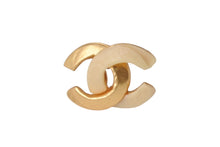 Load image into Gallery viewer, 極美品 CHANEL シャネル ココマーク ピアス 重量約3.7g 00T刻印 バイカラー ゴールド アイボリー メタル GP 両耳用 中古 4b001058