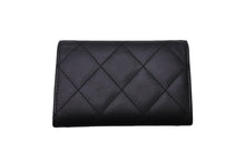 Load image into Gallery viewer, 極美品 CHANEL シャネル カードケース カンボンライン 17番台 ココマーク レザー エナメル ブラック ピンク 中古 4b002571