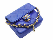 Load image into Gallery viewer, CHANEL シャネル ヴィンテージ ミニミニマトラッセ ポーチ ラムスキン ブルー ゴールド金具 中古 52443