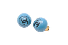 Load image into Gallery viewer, CHANEL シャネル ヴィンテージ ココマーク イヤリング 02 P刻印 ブルー ゴールド金具 美品 中古 37392